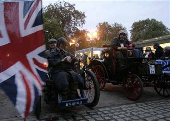 Londres tem passeio de carros antigos